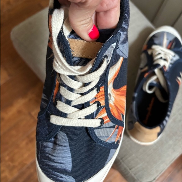 Tommy Bahama Cove Island Blue Navy Floral canvas Sneaker Size 9. Never worn - Picture 7 of 8